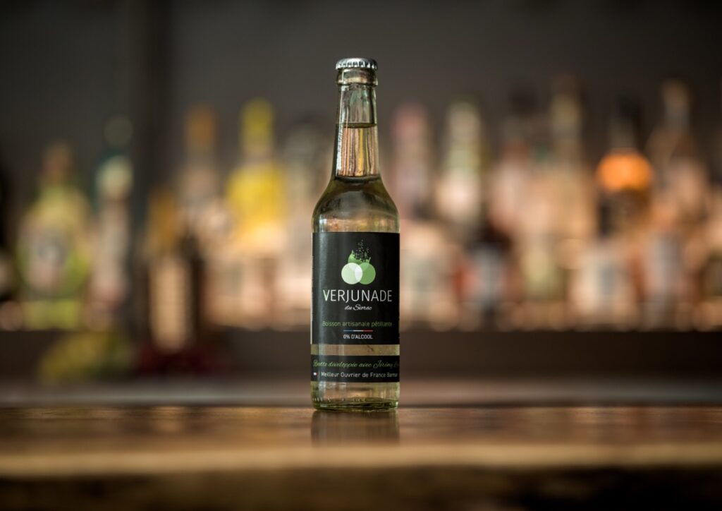 Elaborée à partir de jus de raisin blanc et de Verjus, notre « Verjunade » révèle un fruité délicat et authentique, sublimé par la tension acidulée de notre verjus. Ses fines bulles apportent légèreté et vivacité à la dégustation.